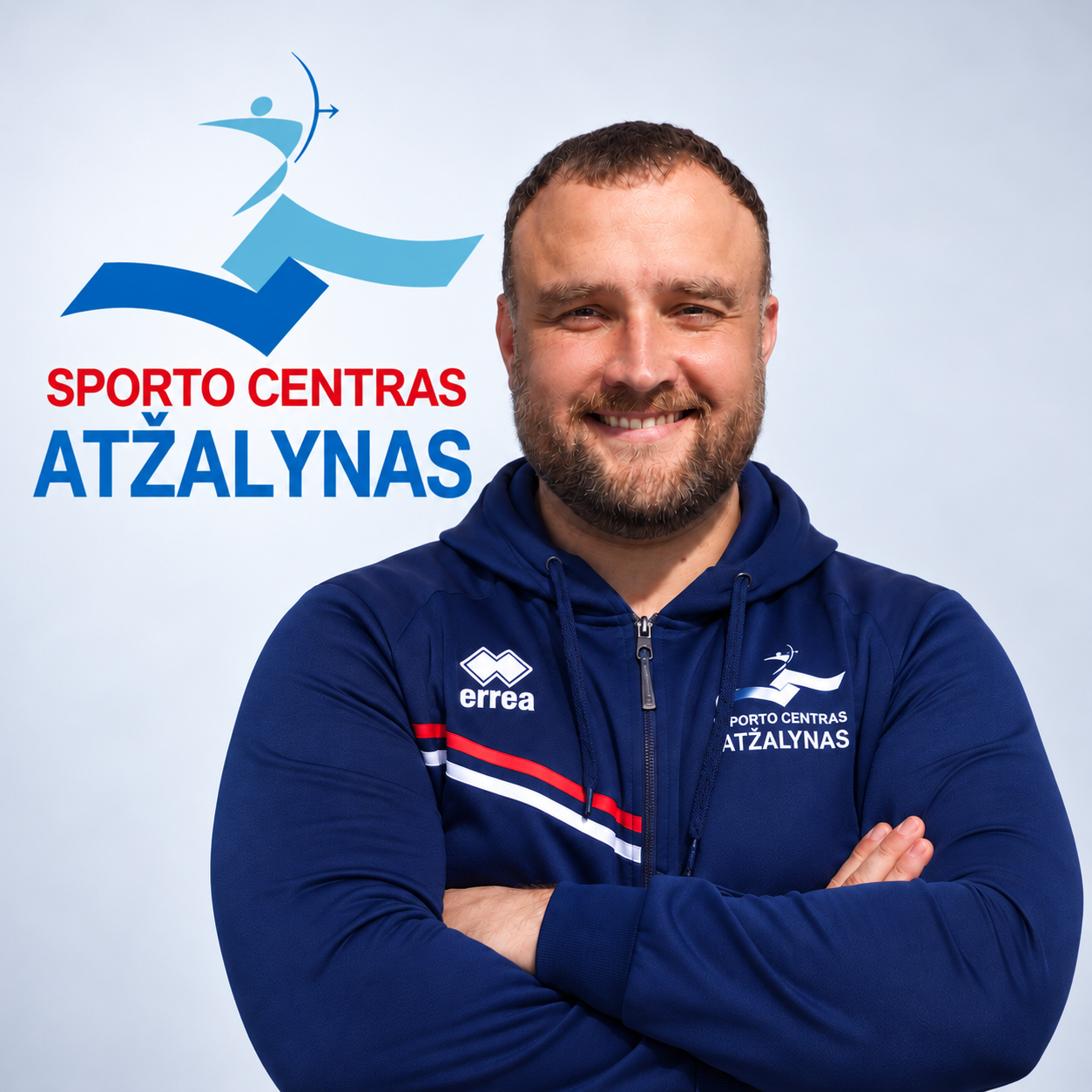 Vyro portretas sukryžiuotomis rankomis
